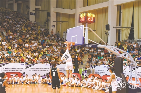 籃球明星與青少年球員上演精彩對(duì)決，贏得全場(chǎng)觀眾的陣陣喝彩。