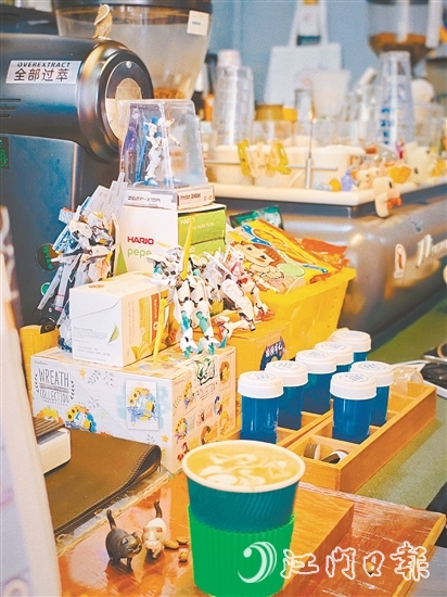 “源石珈啡”店內(nèi)擺放了客人珍藏的手辦，咖啡香里藏著童心與回憶。