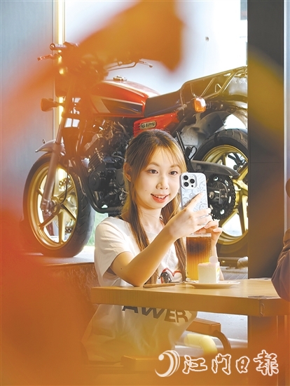 不少機(jī)車愛好者在“MORKE摩可咖啡”與經(jīng)典機(jī)車合影。