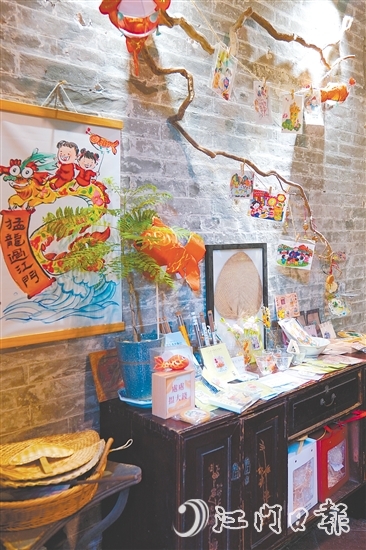 “黃家巷9號(hào)咖啡”店內(nèi)展示了各種五邑文創(chuàng)產(chǎn)品。