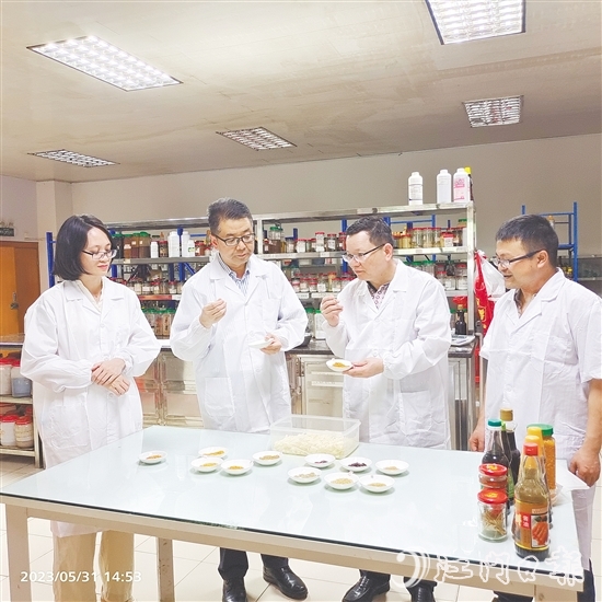 陳杰（右二）和同事仔細(xì)比對新研發(fā)產(chǎn)品的各項(xiàng)指標(biāo)。