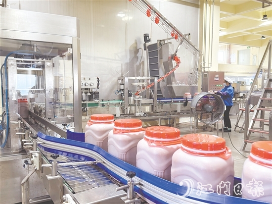 粵師傅公司將現(xiàn)代科技融入傳統(tǒng)工藝，不僅能保持產(chǎn)品的獨(dú)特風(fēng)味，更能實(shí)現(xiàn)生產(chǎn)的標(biāo)準(zhǔn)化、規(guī)模化。