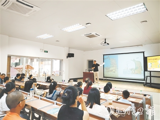 楊大煒借助生動視頻與趣味圖案為大家解析中國古建筑的特點。