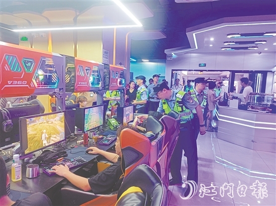 行動中，警方對重點場所開展檢查。