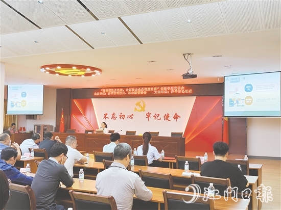 開平市公證處工作人員到翠山湖產(chǎn)業(yè)園開展普法宣傳。