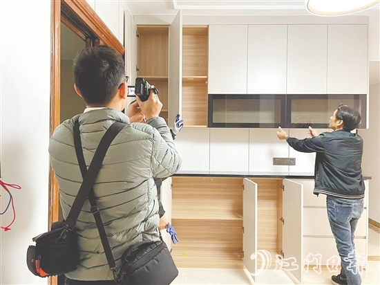 公證處工作人員為某個體戶提供證據(jù)保全公證服務。