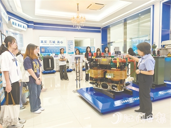 在海鴻電氣有限公司負(fù)責(zé)人的講解下，大學(xué)生對(duì)企業(yè)運(yùn)營(yíng)和管理有了更清晰的認(rèn)識(shí)。