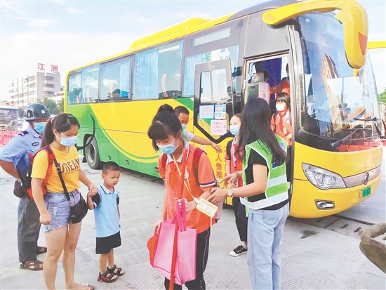 學(xué)生有序走下“定制公交”。