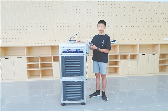 張馭和“苔蘚空氣質(zhì)量清潔器”合影。