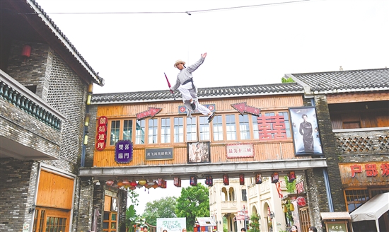 江門古勞水鄉(xiāng)旅游區(qū)《黃飛鴻與十三姨》表演。