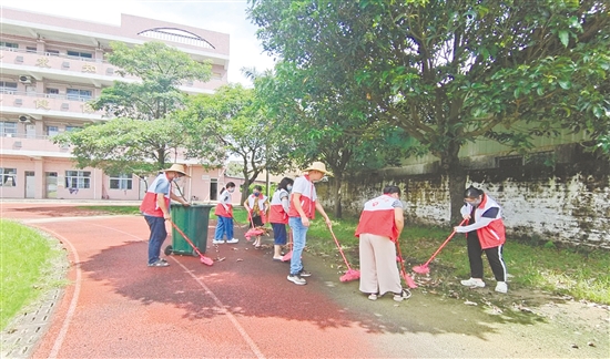 黨員教師清理垃圾。