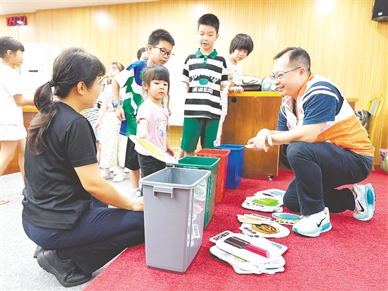 孩子讓電池、果皮等常見(jiàn)垃圾找到正確的“歸宿”。