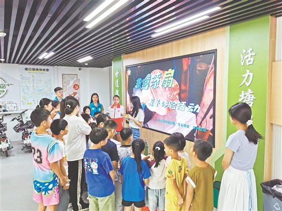 老師通過(guò)高清圖片與生動(dòng)講解，帶領(lǐng)青少年了解漆扇制作工藝。