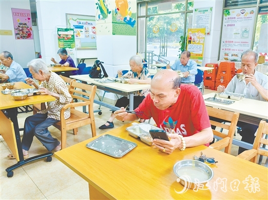 北門社區(qū)長者食堂是新會區(qū)首批建設(shè)的長者食堂之一，每天午餐時間有50多名長者用餐。