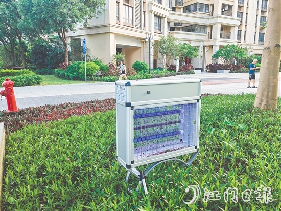 在保利西海岸云海軒，滅蚊燈成為守護(hù)小區(qū)的“衛(wèi)士”。