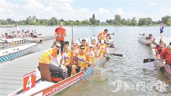 泓達(dá)堂帶著“陳皮+龍舟”這一獨(dú)特的文化IP，在多個(gè)國際賽場(chǎng)劈波斬浪。