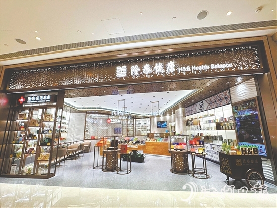 新寶堂五款養(yǎng)生大健康新品在澳門線下門店發(fā)售。