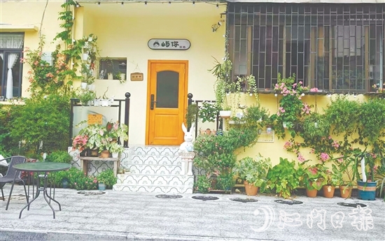 平湖路小區(qū)改造后，陸續(xù)引入咖啡店、烘焙店等新興業(yè)態(tài)。