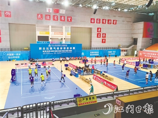 參加十五運(yùn)會(huì)群眾比賽氣排球項(xiàng)目的各支代表隊(duì)分批次熟悉賽場。