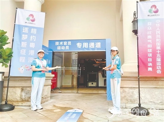 來自江門職業(yè)技術(shù)學(xué)院的約120名志愿者（小海豚）將以飽滿的熱情為賽事提供專業(yè)化的服務(wù)。