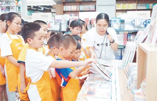 孩子們沉浸式體驗圖書管理員的日常工作。