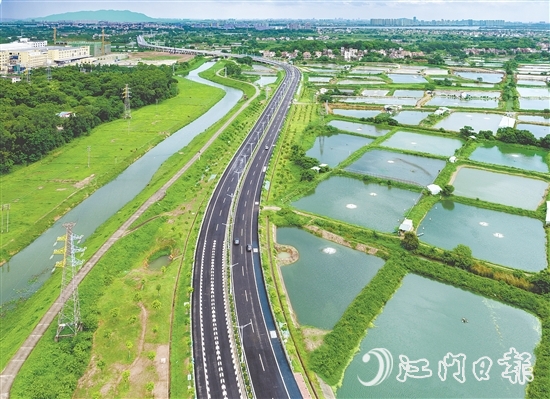 鶴山不斷完善交通路網布局，連接城鄉(xiāng)，推動區(qū)域協(xié)調發(fā)展。