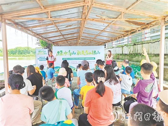 志愿者向親子家庭講解鳥類相關(guān)知識。