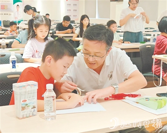 親子家庭在沙坪街道雁山社區(qū)黨群服務(wù)中心參加閱讀活動(dòng)。