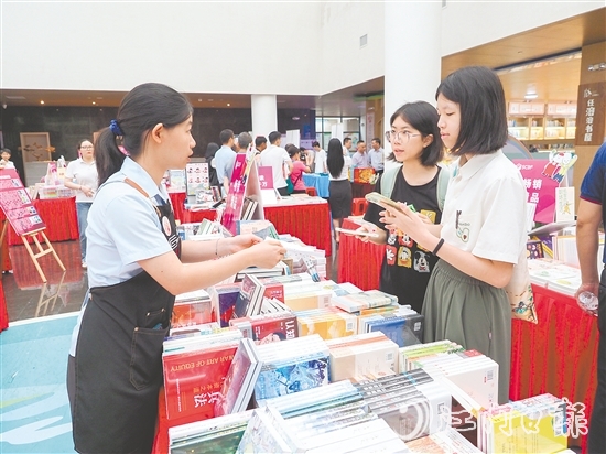 鶴山市圖書館舉辦圖書展銷及主題展活動(dòng)。