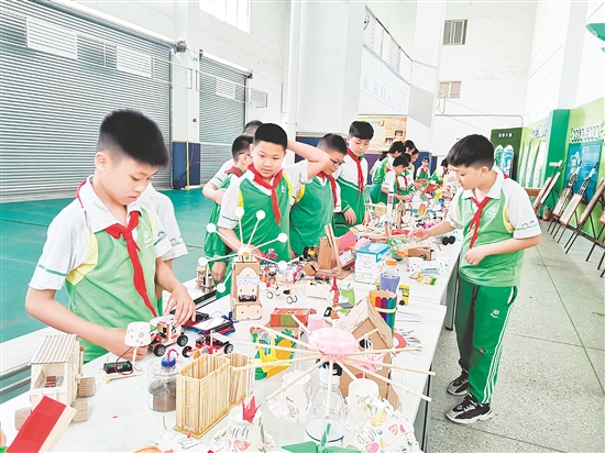 沙坪街道第三小學(xué)打造科創(chuàng)社團(tuán)，開展豐富多彩的科創(chuàng)類活動，并在日常課堂中融入科創(chuàng)元素。