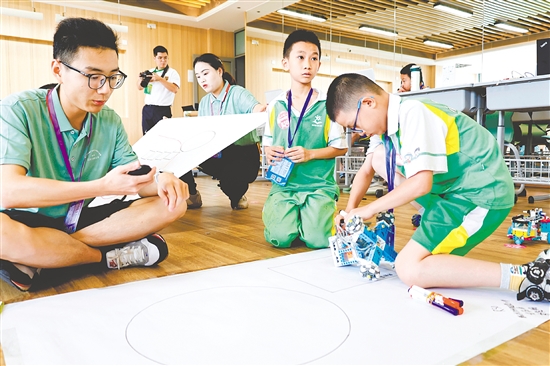 沙坪街道第三小學(xué)組織學(xué)生參加校內(nèi)外各類科創(chuàng)活動。