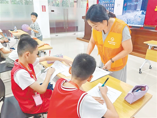 繽紛暑假成長(zhǎng)課程受到孩子們的歡迎。