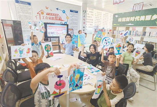 暑假公益培訓(xùn)班為孩子們提供一個(gè)免費(fèi)、優(yōu)質(zhì)的藝術(shù)啟蒙與實(shí)踐平臺(tái)。