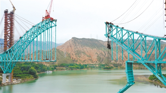 這是8月22日拍攝的川青鐵路尖扎黃河特大橋事故救援現(xiàn)場(chǎng)。新華社發(fā)