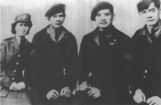 加拿大新會籍華僑高氏兄妹4人參軍并被錄用。