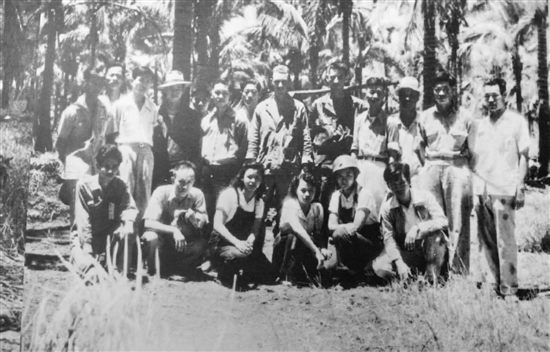 1945年4月30日，菲律賓華僑各界前線慰問團與美軍第十一空運師及“華支”戰(zhàn)士留影。