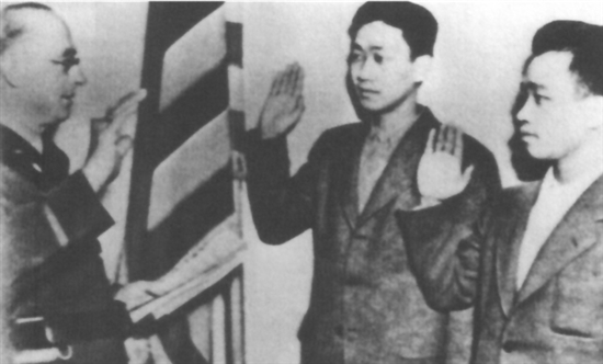 世界反法西斯戰(zhàn)爭期間，共有1.3萬多名華僑華人在美國陸軍服役，占當(dāng)時美國華僑華人總數(shù)的17%，圖為參軍時的宣誓儀式。