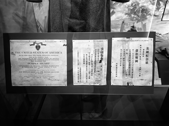 圖為美國政府為在歐洲戰(zhàn)場犧牲的臺山籍美軍士兵陳景瑤頒發(fā)的榮譽和紀(jì)念狀。