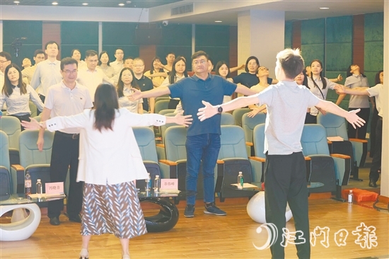 馮曉青邀請(qǐng)學(xué)員一起做解壓操。