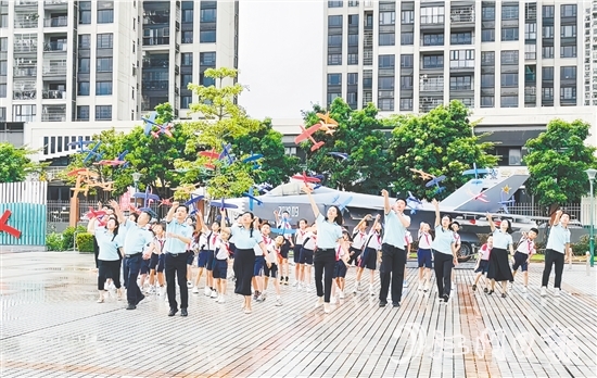 恩平市馮如小學(xué)舉辦齊放紙飛機(jī)活動(dòng)，深切緬懷馮如。