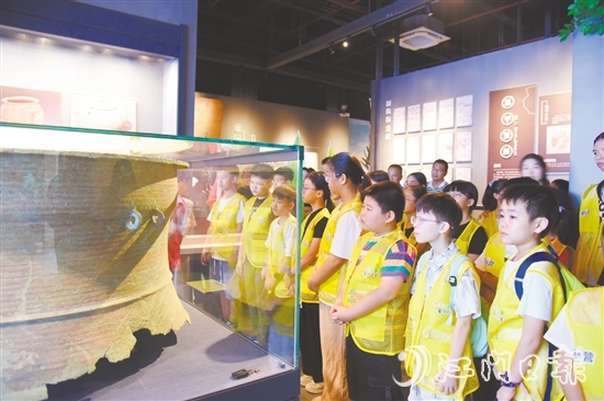 僑童們?cè)诙髌绞胁┪镳^了解恩平悠久厚重的歷史文化。