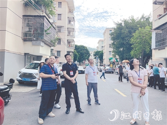 人大代表們視察老舊小區(qū)改造情況。