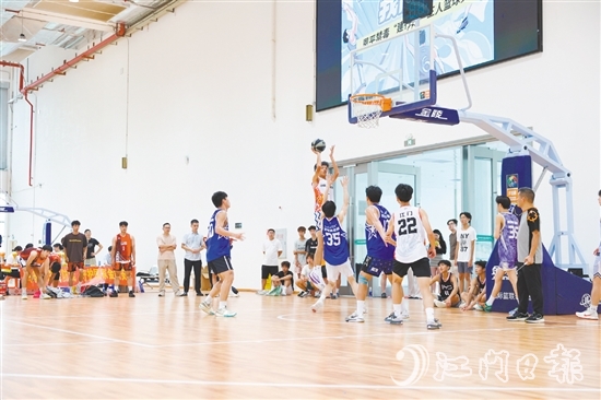 2025恩平禁毒三人籃球賽上，運(yùn)動(dòng)員們以“籃”不住的激情傳達(dá)著對(duì)健康無毒生活的熱愛。