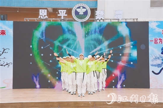 恩平市禁毒部門通過“健身+禁毒”的創(chuàng)新形式，將禁毒宣傳融入健身活動(dòng)、體育賽事。