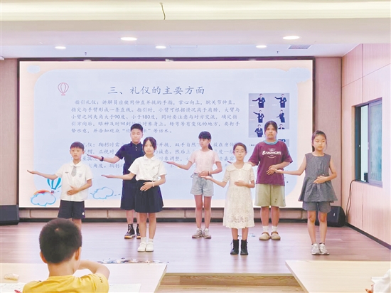 少年文物講解員接受禮儀培訓(xùn)。