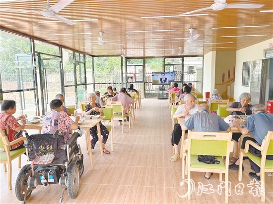 長(zhǎng)者飯?zhí)檬邱R岡鎮(zhèn)綜合養(yǎng)老服務(wù)中心最熱鬧的地方。每到中午，飯香飄滿整個(gè)大廳。
