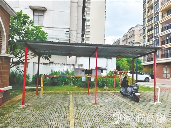 有了集中充電點，群眾停車更規(guī)范了。