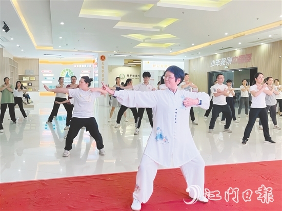 八段錦、健身操、瑜伽等健身課程成為青年的“新寵”。