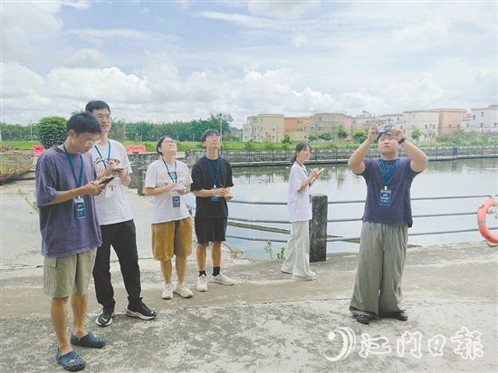 參賽團(tuán)隊(duì)深入田間地頭、古村老巷，與當(dāng)?shù)鼐用窠涣?，進(jìn)一步優(yōu)化和完善各自的規(guī)劃方案。