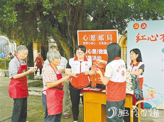 群眾到“心愿郵局”投遞“心愿卡”。